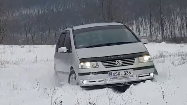 VolksWagen Sharan 4motion offroad 4x4 in snow смотреть онлайн