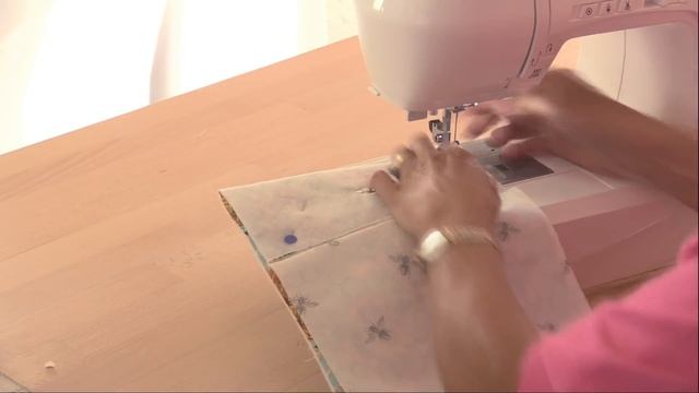 How to sew an easy sunglasses case by Debbie Shore смотреть онлайн