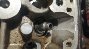 Сваливаются маслосъёмные колпачки.