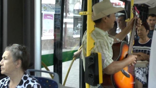 Вот это да! Рейсовый автобус в Астане обзавёлся своим акыном)). Народу нравится смотреть онлайн