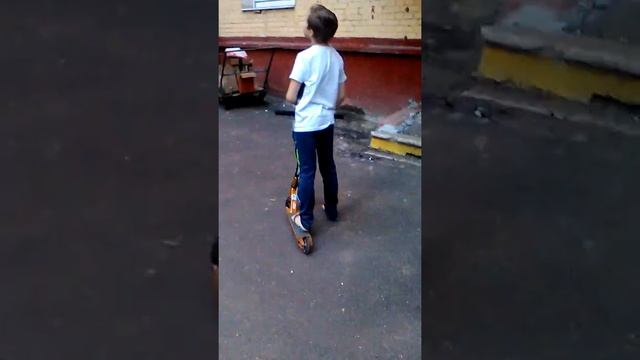 Сбрасывают трюкавой самокат с 9 этажа смотреть онлайн