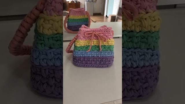 Bolsa Crochê Fio de Malha modelo Saco, alça em crochê ou couro sintético! Cores variadas! Tendência смотреть онлайн