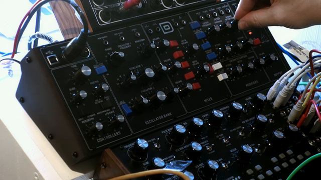 Behringer Model D - House Bassline Sound Example смотреть онлайн