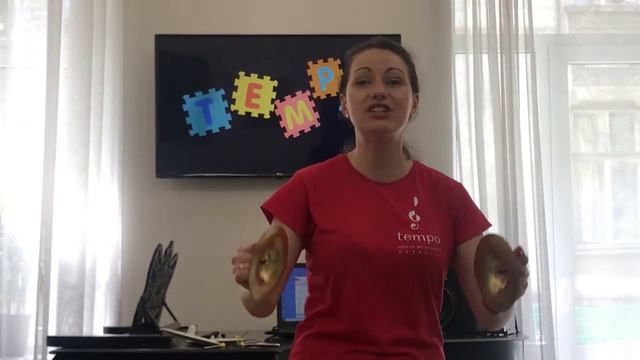 Музична гра з трикутниками і тарілками