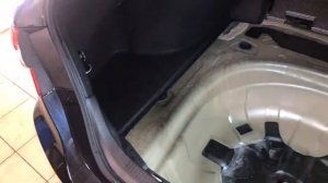 Toyota Camry: вода в багажнике