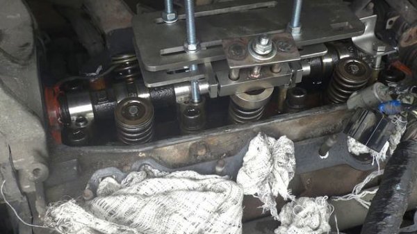 Dodge Caravan 3.0 (6G72 engine):  Replacing Valve Stem Oil Seals