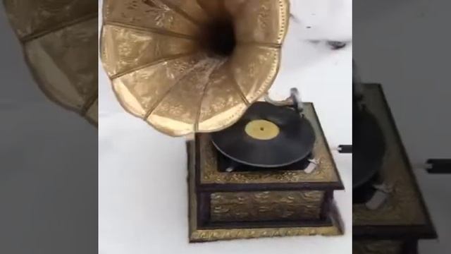 Ретро граммофон кoмпaнии «His Master’s Voice». смотреть онлайн