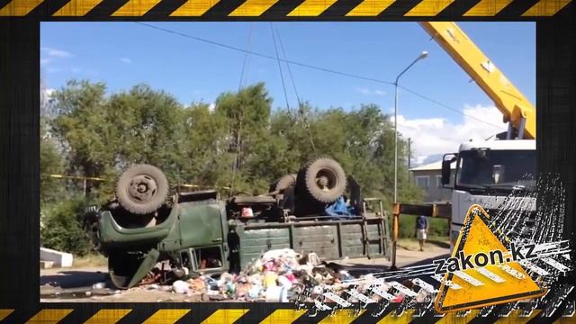 Близ Алматы перевернулся мусоровоз