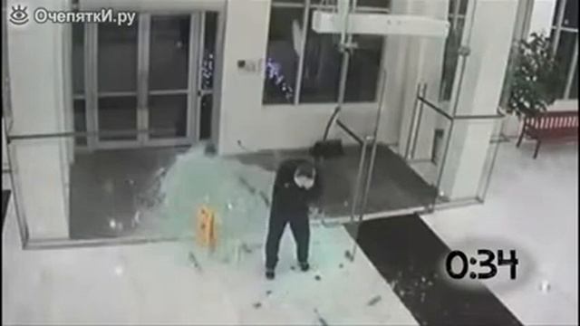 Как незаметны стеклянные двери смотреть онлайн