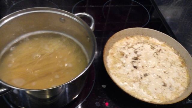 Готовим спагетти с морепродуктами в сливочном соусе.