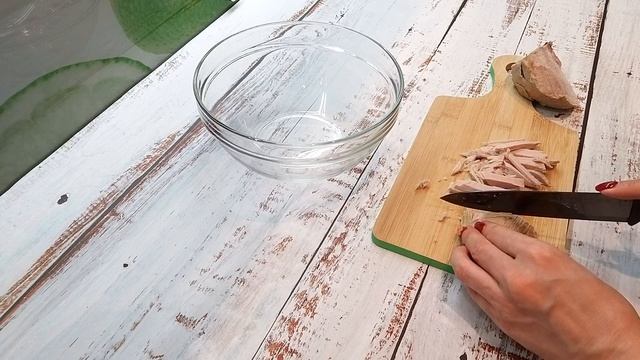 Мясной салат с горошком морковью и маринованным луком/ Такой вкусный всегда съедается первым/Рецепт смотреть онлайн