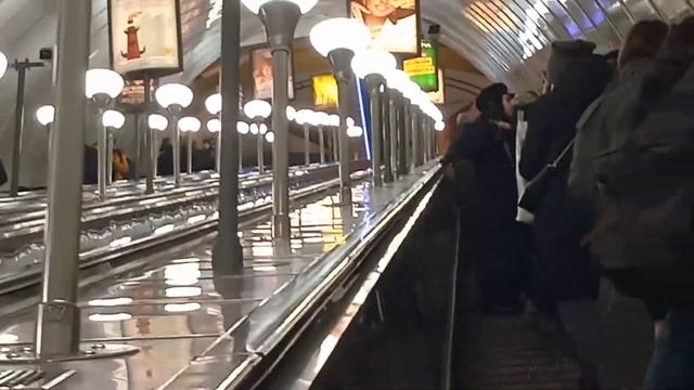 Самый длинный эскалатор у глубокой станции метро Адмиралтейская смотреть онлайн