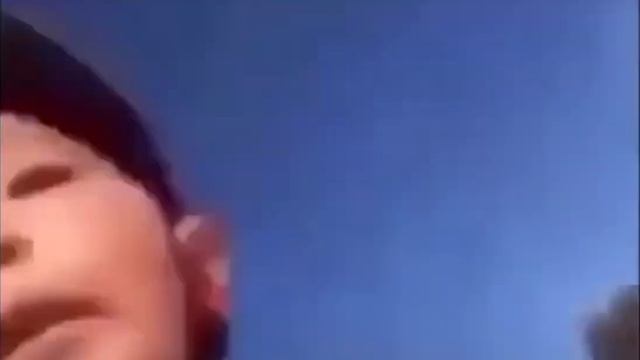 Азиатский мальчик упал с велосипеда (Берите для мемов) смотреть онлайн