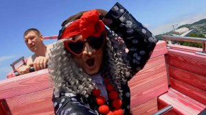 Баба Яга на аттракционе "Морская Царевна" | Сочи Парк