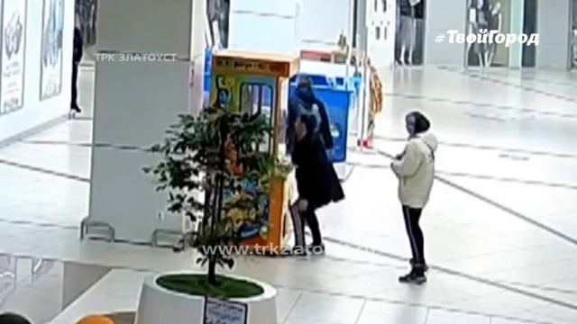 Лотерейный билет без правил. Подростки пытались взломать дорогостоящий игровой автомат смотреть онлайн