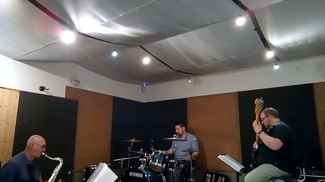 "FLAMENCO SKETCHES"
(Massimiliano Levi - basso, Antonio Corsi - tsax, Leonardo Corti - batteria)
Fi смотреть онлайн