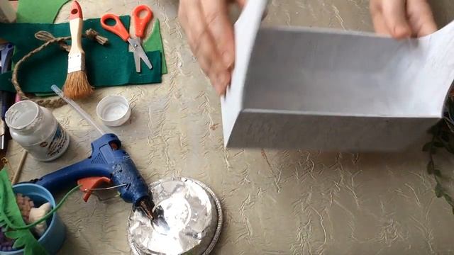 Шкатулка с эффектом старения  с цветами из фетра и с декупажем своими руками.