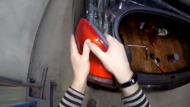 Как снять/заменить лампочку в заднем фонаре Nissan Primera 2001-2008год