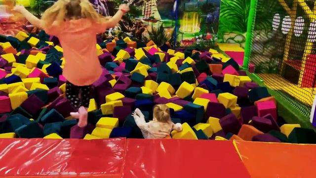 Алиса ищет выход из игрового лабиринта и учится играть в аэрохоккей смотреть онлайн