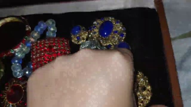 Новинки : чудесная винтажная бижутерия и броши ,это надо видеть!