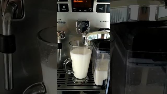 Cappuccino en Saeco Exprelia, en 1 paso! смотреть онлайн