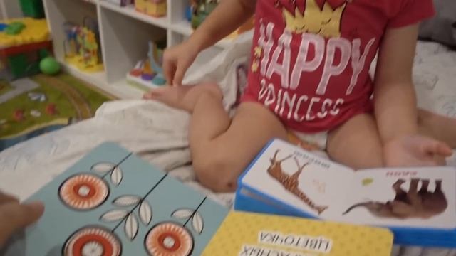 VLOG Настя и Катя получили подарки. Алиса читает. смотреть онлайн