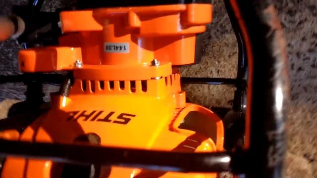 Perfurador de solo Stihl BT 130- motor em funcionamento смотреть онлайн