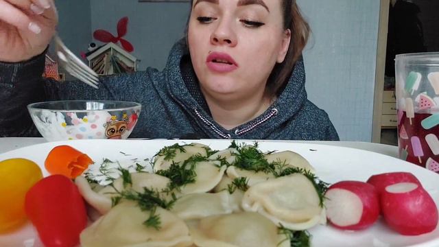 Мукбанг пельмени 🥟 сметана, хрустящие овощи Под ваши ИСТОРИИ #мукбанг #пельмени #обжор смотреть онлайн