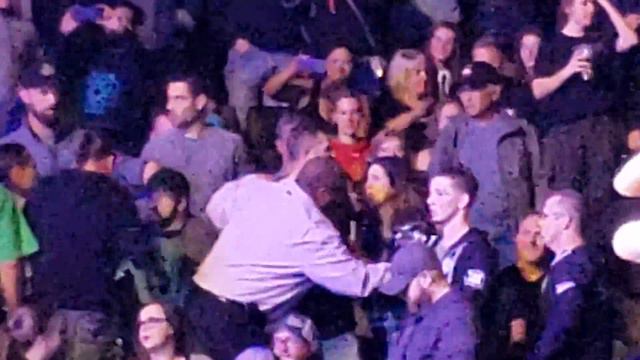 Breaking Benjamin Stops Show For Fight! смотреть онлайн