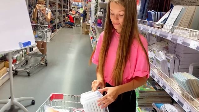 БОГАТАЯ Канцелярия VS БЕДНАЯ /КРУТО vs ДЕШЕВО / Кто купил пол магазина канцелярии? НАША МАША vs НЮС смотреть онлайн