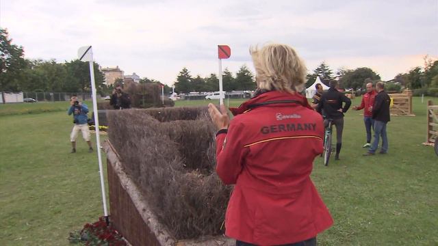 HSBC FEI European Eventing Championships 2013 - Malmö - Ingrid Klimke walks Fence 30 смотреть онлайн
