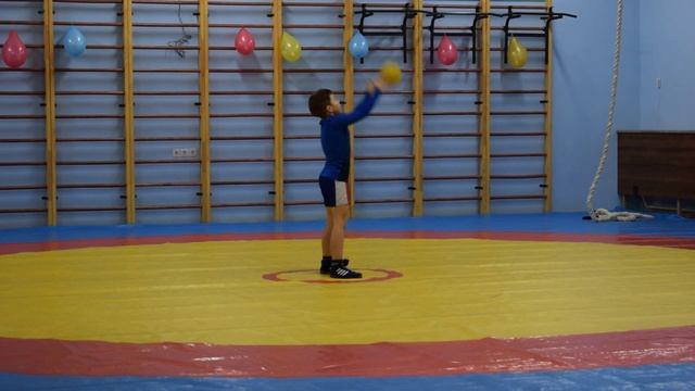 Подбрасывание и ловля мяча смотреть онлайн