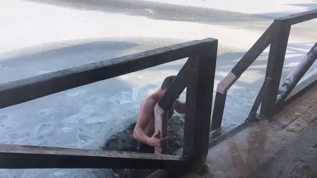 Ныряние в прорубь смотреть онлайн