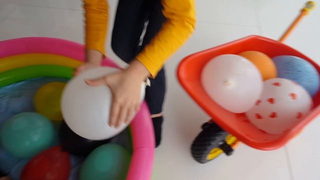 Baby amira playing with colored balloons - Adel et sami смотреть онлайн