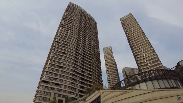 Прогулка по парку недалеко от дома. Шэньян, Ляонин, Китай. 21.04.2021. Shenyang, Liaoning, China.