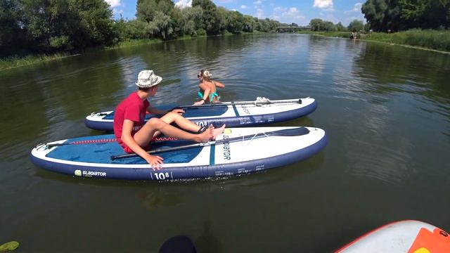 ПЕРВЫЙ РАЗ ВЗЯЛИ САПБОРДЫ И РВАНУЛИ ПО РЕКЕ смотреть онлайн