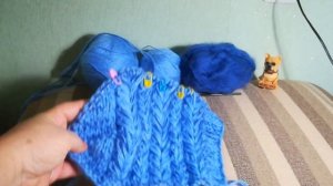 Вяжу шапку кубанку на двух спицах.