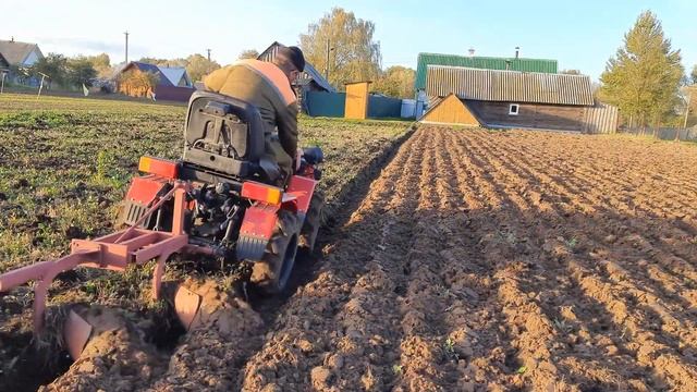 Мтз-132Н. Вспашка сидератов. смотреть онлайн