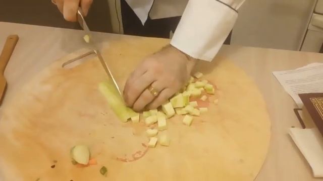Кирилл Суворов готовит "Черниговский" борщ. Брак по звуку с 4 по 7 мин. Оператор Татьяна Соловьёва смотреть онлайн