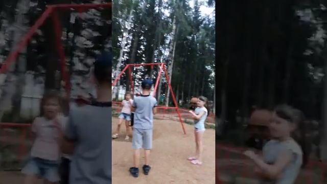 Девочка и мальчик поцеловались смотреть онлайн