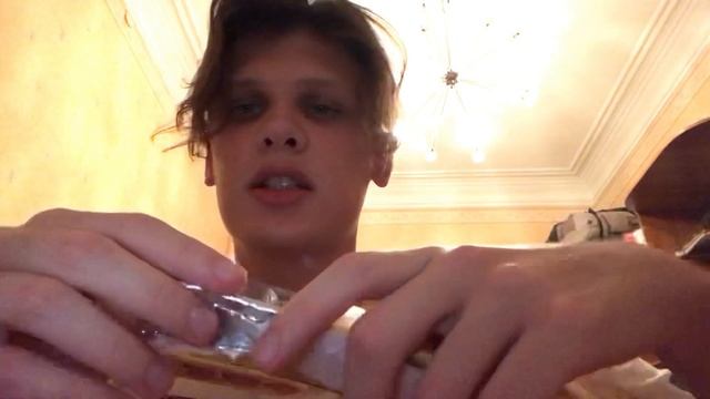 Шоколадный обжор! Впервые пробую Швейцарский шоколад Toblerone! Челябинский обжор ч.11