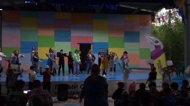 "Широка река", Н.Кадышевой в исполнении детей в детском оздоровительном лагере "Орлёнок", Волгорад смотреть онлайн