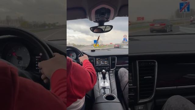Porsche Panamera élményautózáson смотреть онлайн