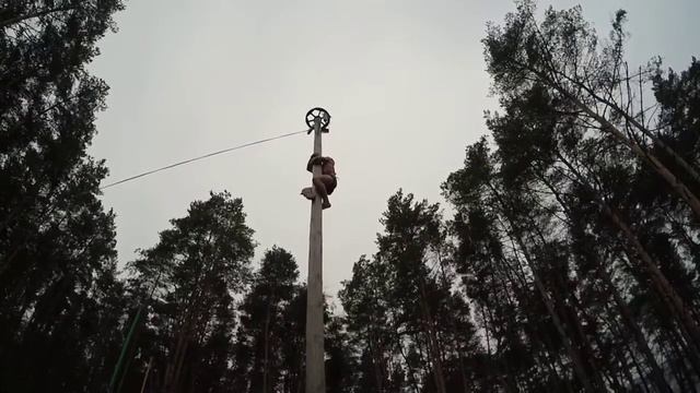 Парень забирается на столб смотреть онлайн