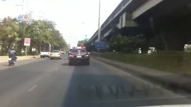 премьер министр Таиланда с кортежем смотреть онлайн