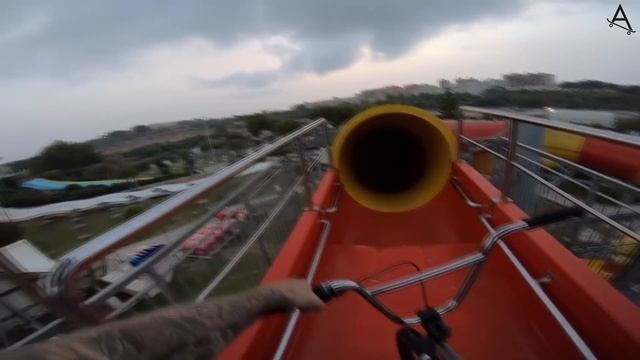 ПРОНИКЛИ В АКВАПАРК НА BMX!! (BMX DOWN CRAZY WATERPARK TUNNEL!)
