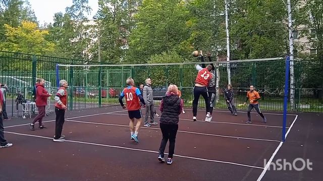 Турнир по волейболу среди смешанных команд. Победила команда " Врач не пройдёт " смотреть онлайн