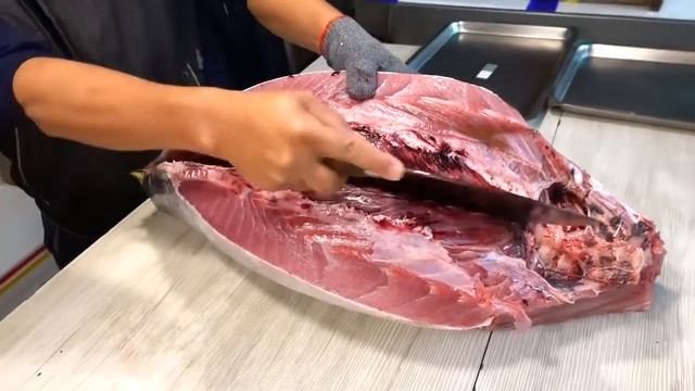 УЧИМСЯ ПРАВИЛЬНО РАЗДЕЛЫВАТЬ ТУНЦА✅ смотреть онлайн