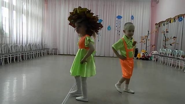"Листья по ветру летят" дс "Золотой петушок" вокальный кружок "Капельки"рук-ль Королькова А. Е смотреть онлайн