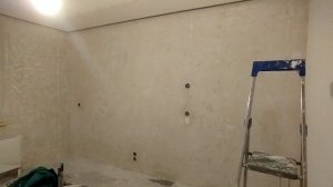 Просто снять обои и покрасить. Оказалось НЕпросто.